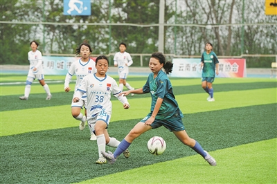 赛场上球员的拼搏精神感染全场观众